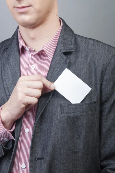 Geschäftsmann mit Blankokarte — Stockfoto