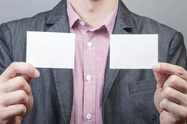 Empresario sosteniendo tarjeta en blanco — Foto de Stock