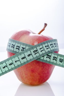 Kırmızı elma ve santimetre