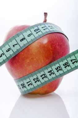 Kırmızı elma ve santimetre