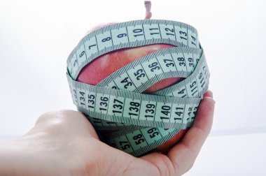 Kırmızı elma ve santimetre