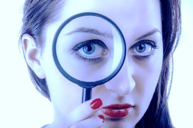 Büyüteç ile kadınlar