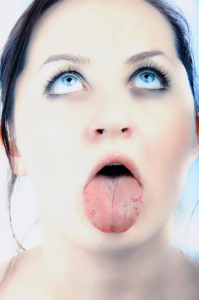 Mujeres enfermas mostrando su lengua — Foto de Stock