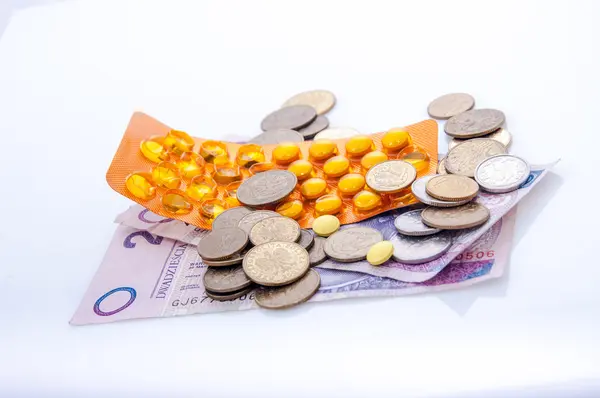 Pílulas e dinheiro polonês zloty — Fotografia de Stock