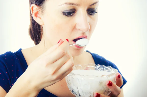 Mulher comendo açúcar — Fotografia de Stock