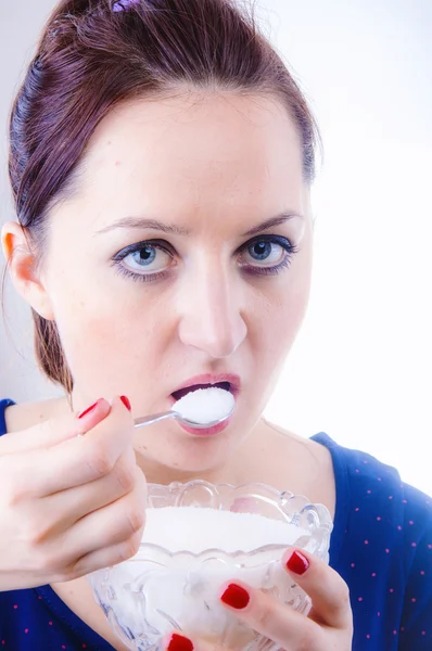 Frau isst Zucker — Stockfoto