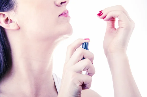 Mulher testando perfume — Fotografia de Stock