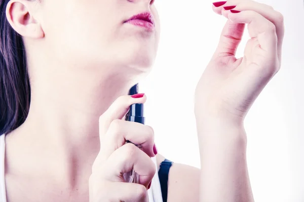 Mulher testando perfume — Fotografia de Stock