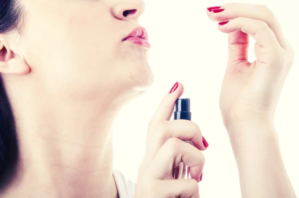 Mujer probando perfume —  Fotos de Stock