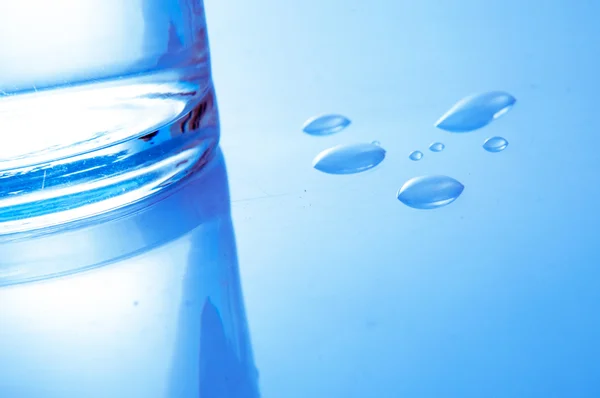 Medio vaso de agua — Foto de Stock