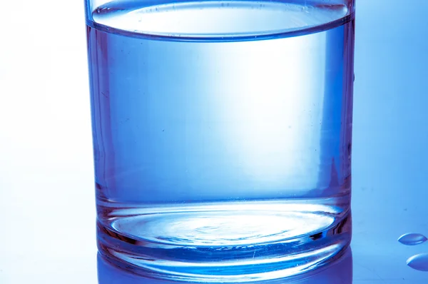 Medio vaso de agua — Foto de Stock