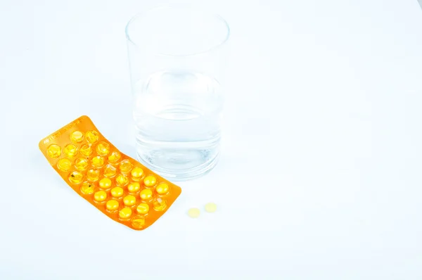 Comprimidos e vidro de água — Fotografia de Stock