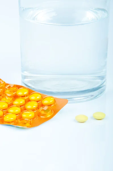 Tabletki i szklanka wody — Zdjęcie stockowe