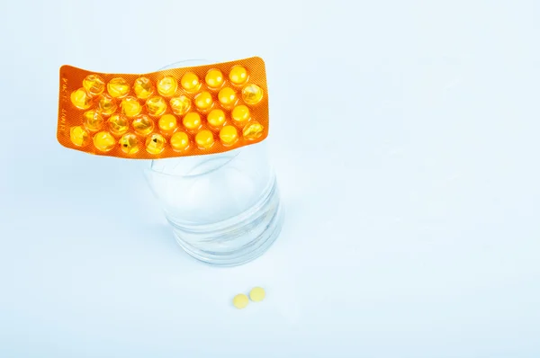 Pillen en glas water — Stockfoto