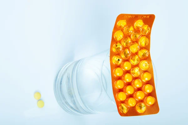 Tabletki i szklanka wody — Zdjęcie stockowe