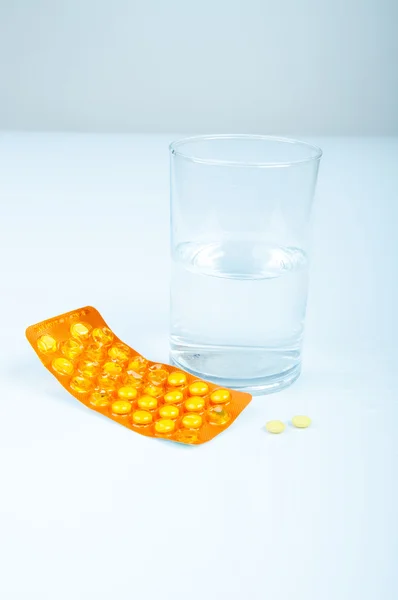 Pillole e bicchiere d'acqua — Foto Stock