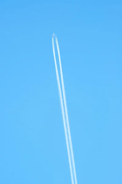 Letadlo v oblacích — Stock fotografie