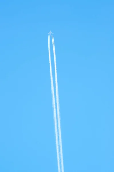 飞机在天空中 — 图库照片