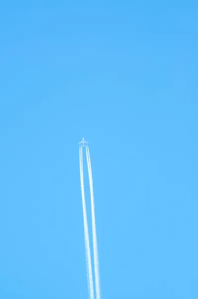 Lentokone taivaalla — kuvapankkivalokuva