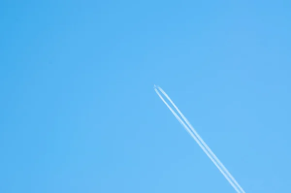 Самолет в небе — стоковое фото