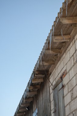 Çatıda buz saçağı.