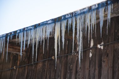 Çatıda buz saçağı.