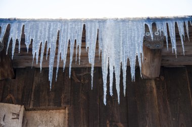 Çatıda buz saçağı.