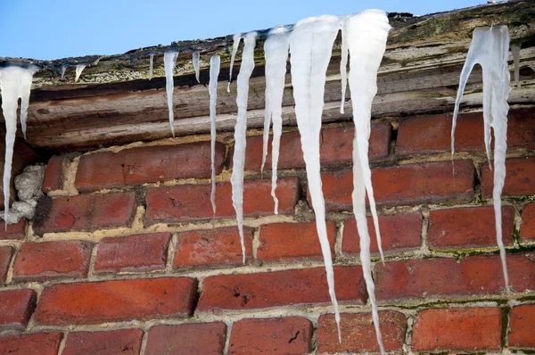 Eis auf dem Dach — Stockfoto