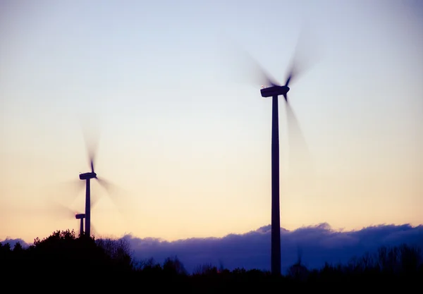 Windturbine boerderij in de schemering — Stockfoto