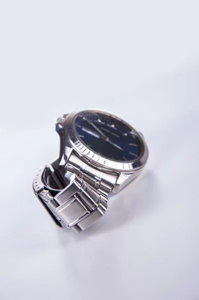 Элегантные мужские наручные часы — стоковое фото