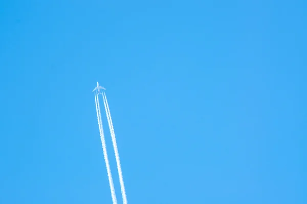 Flygplanet i himlen — Stockfoto