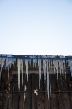 Çatıda buz saçağı.