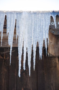Çatıda buz saçağı.