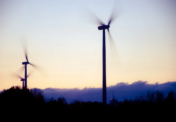 Windkraftanlage in der Abenddämmerung — Stockfoto