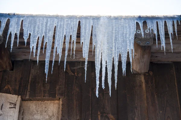 Çatıda buz saçağı. — Stok fotoğraf
