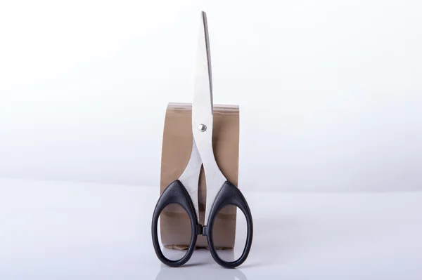 Ножиці і стрічка ізольовані на білому — стокове фото