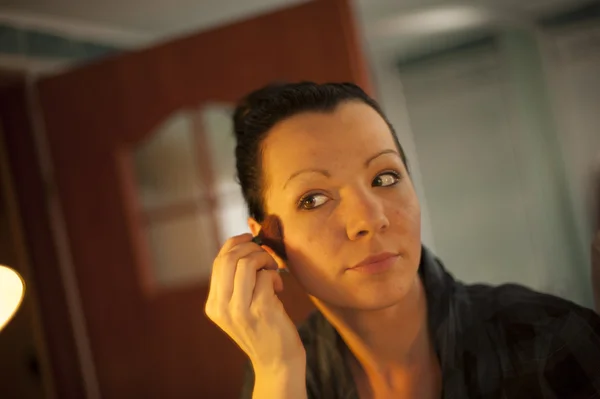 Mujer haciendo maquillaje — Foto de Stock