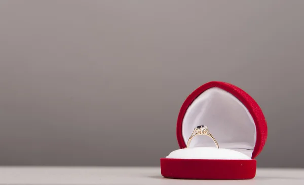 Anel de noivado em caixa vermelha — Fotografia de Stock