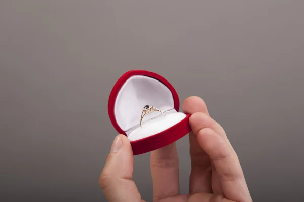 赤いボックスの婚約指輪 — ストック写真