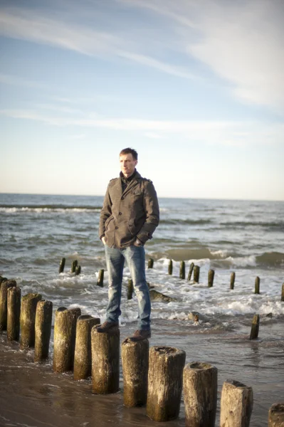 Man standing at breakwaters — Stock Photo, Image