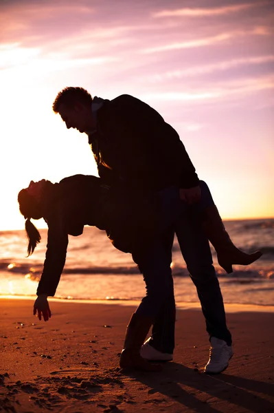 Coppia in spiaggia — Foto Stock