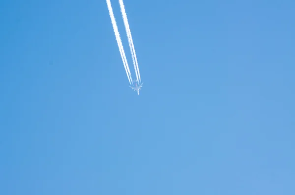 Flygplanet i himlen — Stockfoto