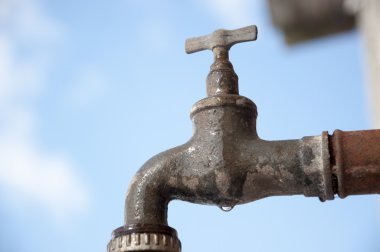 Binanın üzerinde yüklü musluk