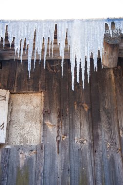Çatıda buz saçağı.