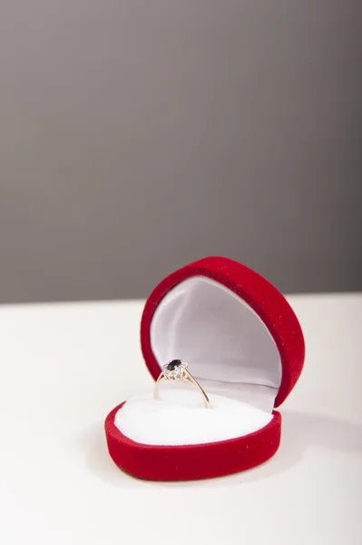 Bague de fiançailles en boîte rouge — Photo