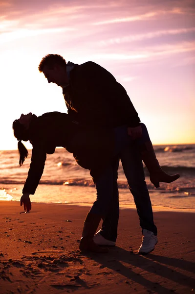 Casal na praia — Fotografia de Stock