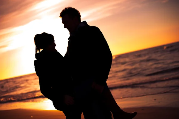 Paar op strand — Stockfoto