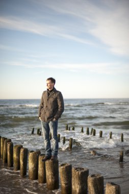 adam ayakta dalgakıranlar