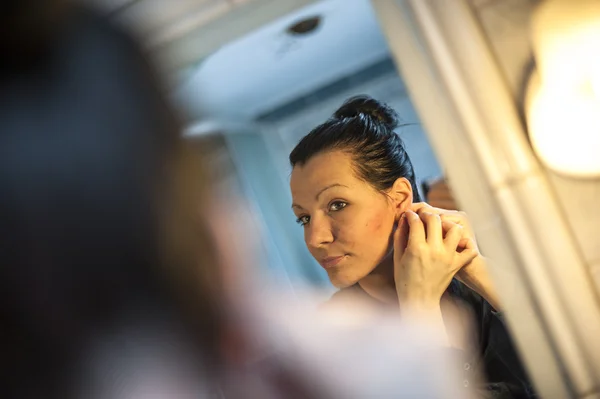 Frau macht Make-up — Stockfoto