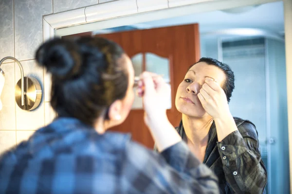 Frau macht Make-up — Stockfoto